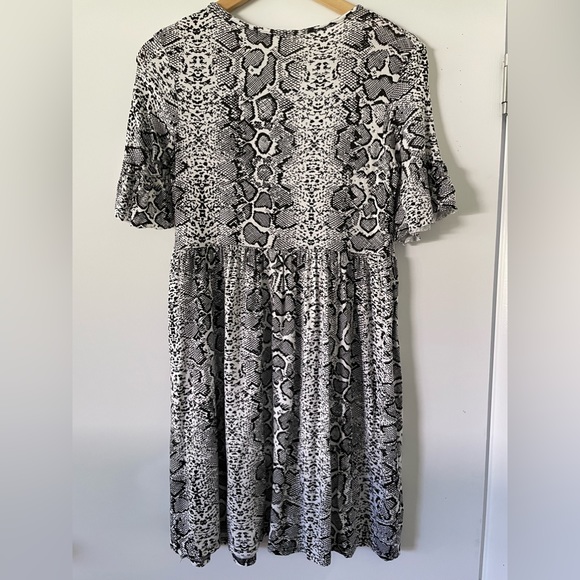 Knee length basic maternity dress. - Picture 3 of 4